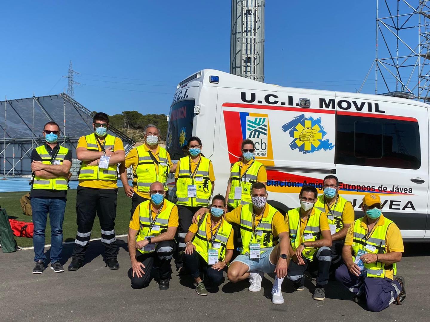 Equipo de Ambulancias Amigos Europeos junto a una ambulancia UCI móvil