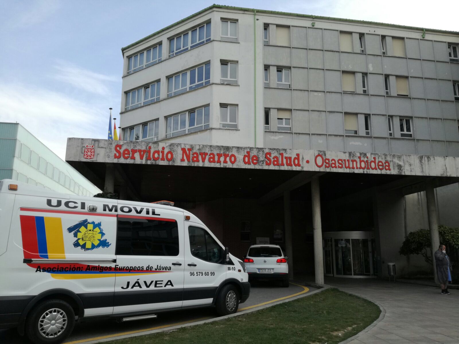 Intensivtransportwagen von Amigos Europeos vor dem Servicio Navarro de Salud, während eines Ferntransports