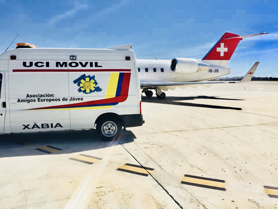Intensivtransportwagen von Amigos Europeos auf dem Rollfeld eines Flugplatzes, neben einem Privatjet
